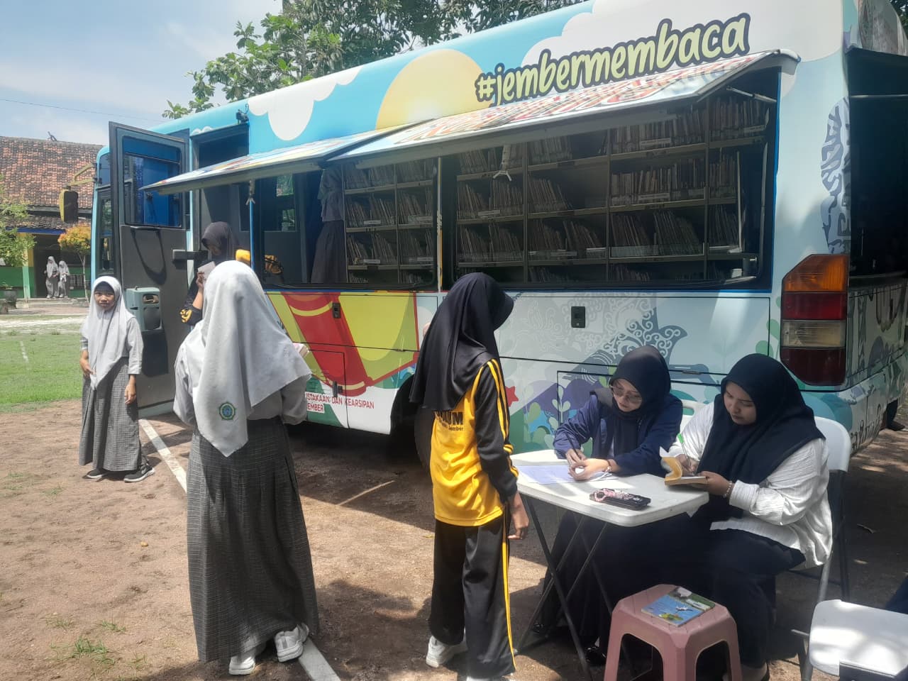 PERPUSTAKAAN KELILING HADIR DI MTS DARUL ULUM GUMUKMAS, TANAMKAN SEMANGAT LITERASI SEJAK DINI