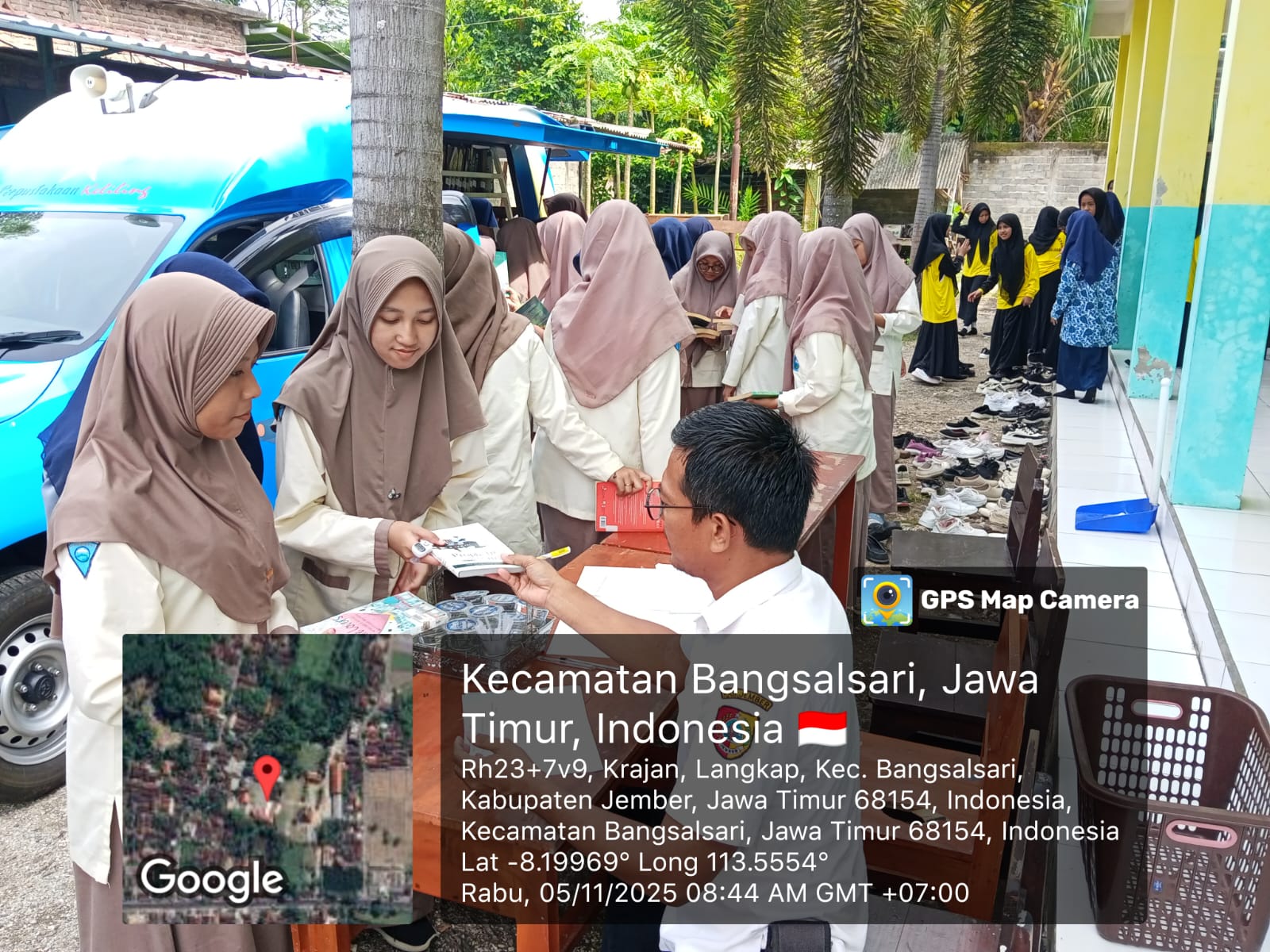 PERPUSTAKAAN KELILING HIDUPKAN SEMANGAT LITERASI DI SMA AHLUL IRFAN BANGSALSARI