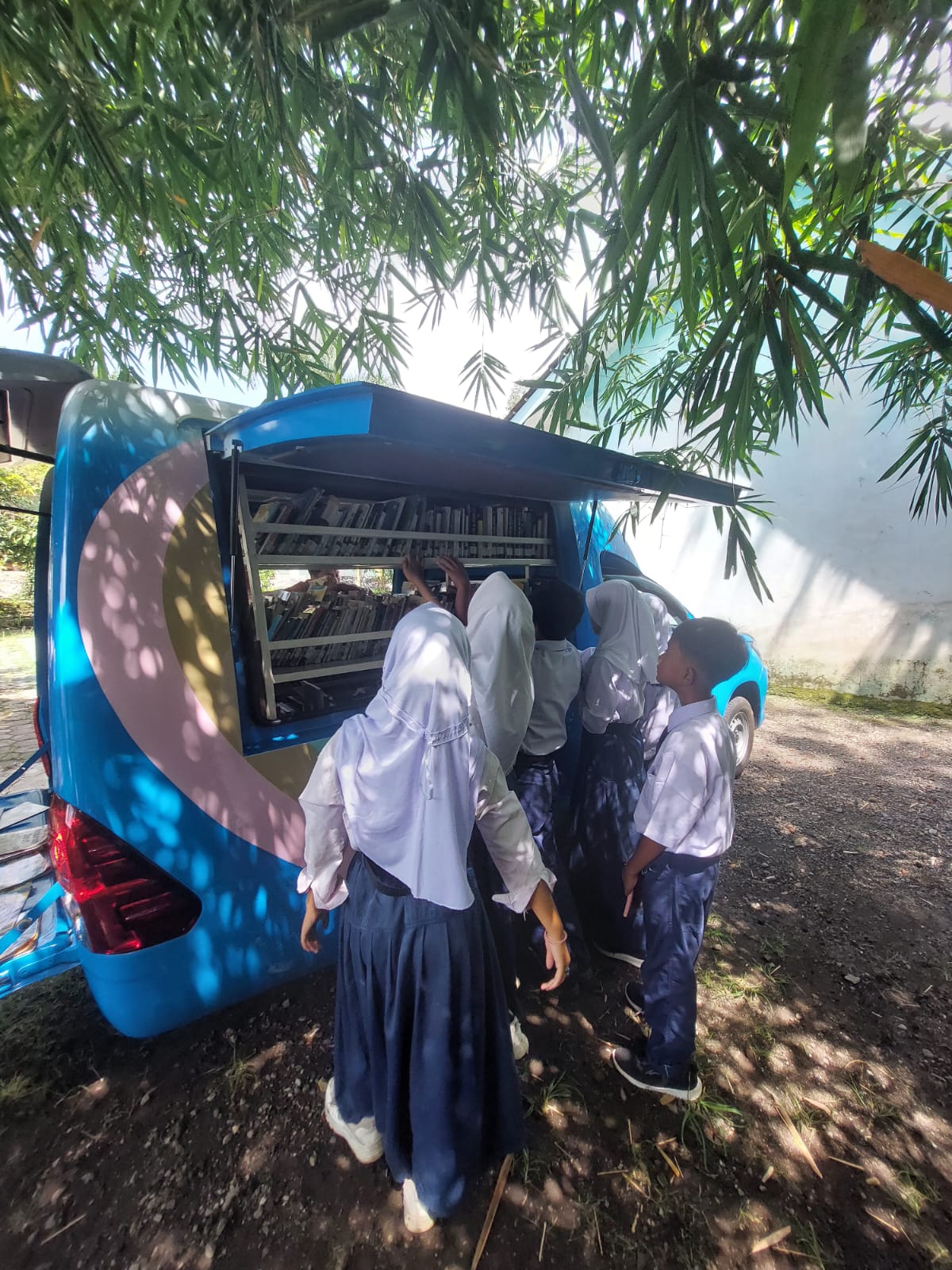 PERPUSTAKAAN KELILING HADIR DI MTs AL-ALAWIYAH PANTI, TINGKATKAN MINAT BACA SISWA
