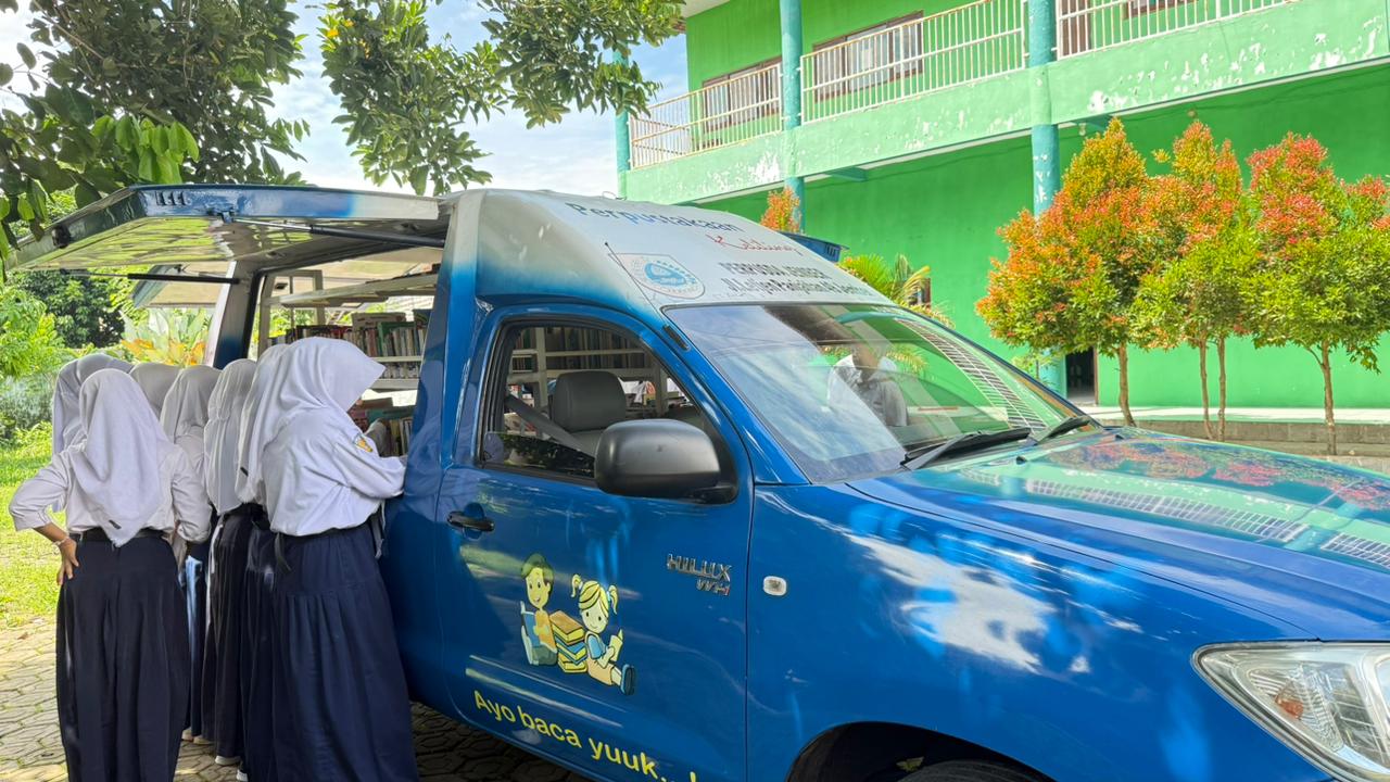 PERPUSTAKAAN KELILING DISPUSIP JEMBER TINGKATKAN MINAT BACA SISWA MTs NURUL FALAH